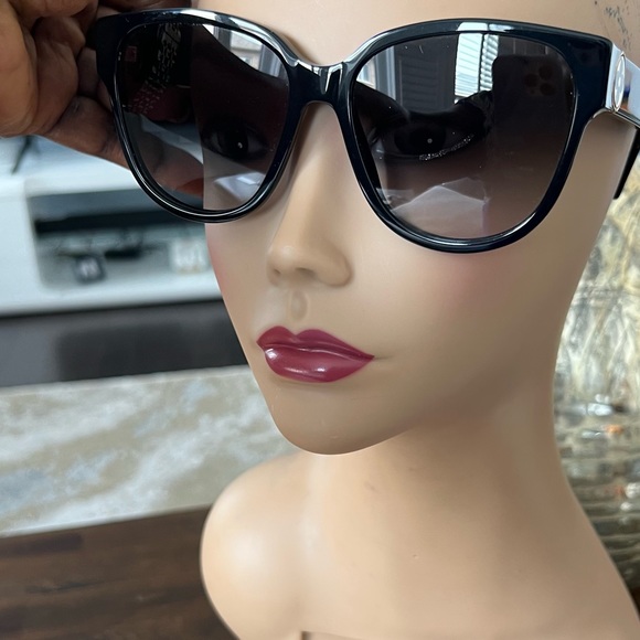 Authentic Louis Vuitton Oversized Sunglasses - Picture 15 of 16
